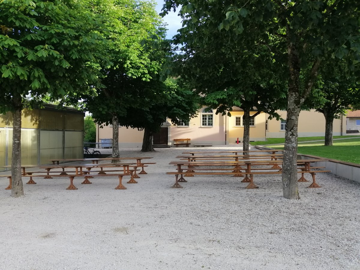 Vorplatz mit Festbänken